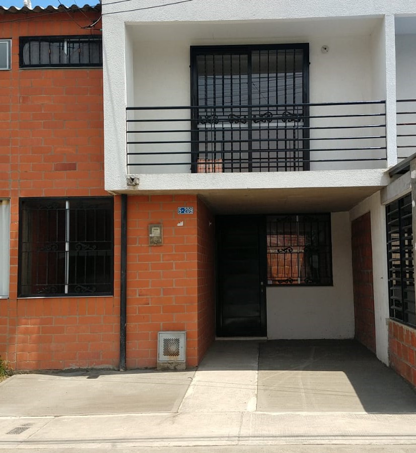ALQUILER CASA 2 pisos B/ Campos de la Italia