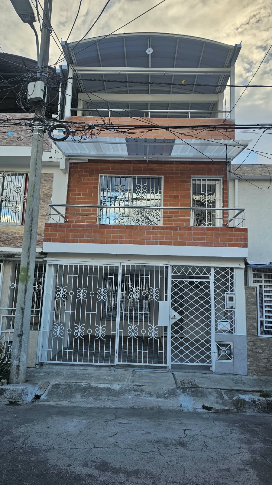 ALQUILER Casa Grande, 3 pisos B/ Caminos de Llano Grande 